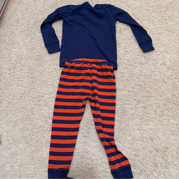 5/$20 2 Penguin Pajama Set 3T - Picture 3 of 7